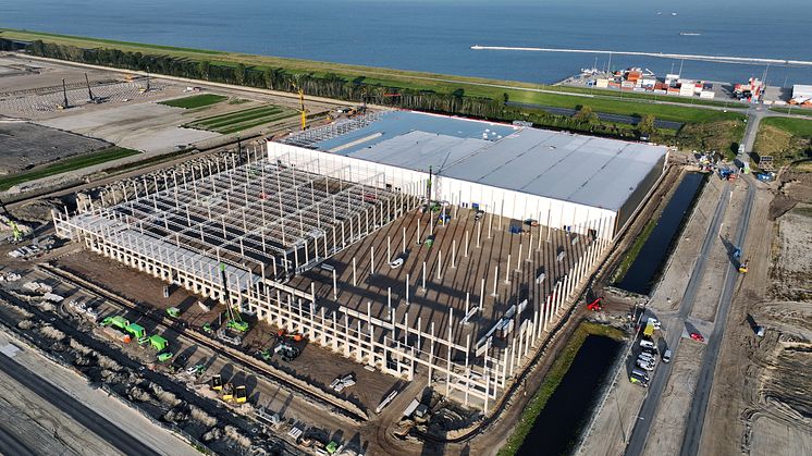 Het tijdelijke distributiecentrum van JYSK in Lelystad, met op de achtergrond de overslaghaven