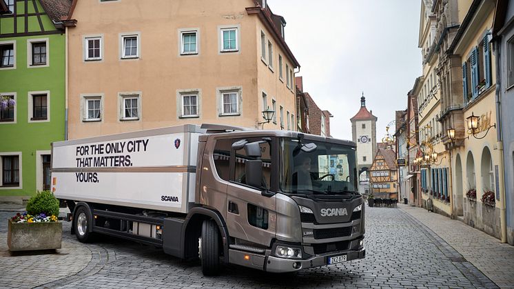 Die Scania L-Baureihe ist auch mit 7-Liter-Motor verfügbar. Mehr über diese Fahrzeuglösung erfahren Sie bei der virtuellen Scania Automobilausstellung.