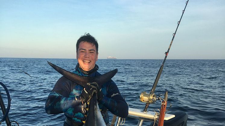 Lo skipper di Fish Tales Mark Manchip con il suo record mondiale di tonno obeso di 117 kg