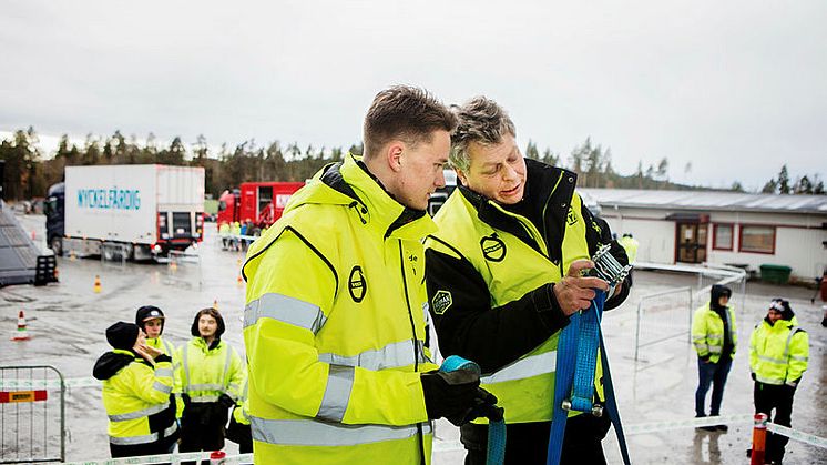 Branscherfarenhet är lika viktigt som pedagogiskt kunnande i den obligatoriska fortbildningen av lastbilsförare. Det anser representanter för den svenska transportbranschen. Foto: Evelina Carborn.