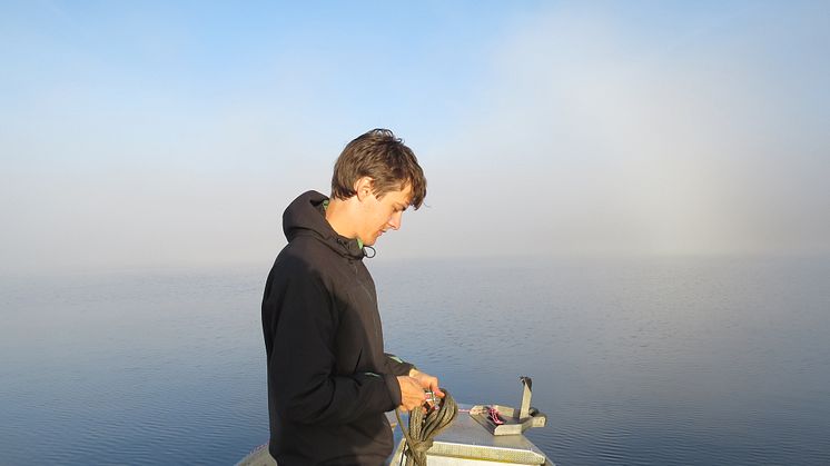 Doktoranden Fredrik Olajos tar prover i sjön Hotagen, Jämtland.