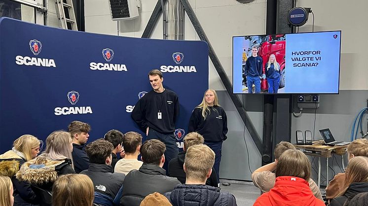 100 ungdomsskoleelever fra nærområdet besøkte nylig Scania Leknes, som holdt åpnet hus. To medarbeidere fra Scania Tromsø, mekaniker Emil Nymark Jakobsen, og Emilie Sigvartsen, utplasseringselev, holdt foredrag om karrieremuligheter i Scania.