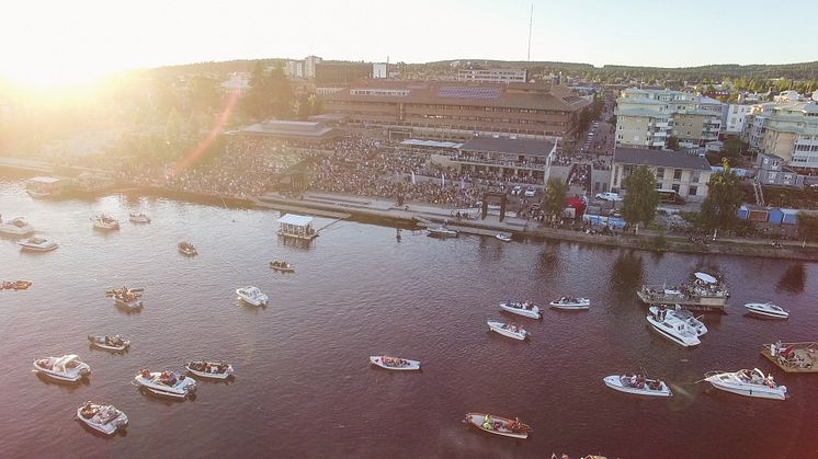 Sommarens fyra gratiskonserter med En Flotte lockade mellan 9.000 och 15.000 personer till älvbrinken i centrala Skellefteå varje gång. Nu är En Flotte är nominerad till Placebrander of the Year 2016. Foto: Kangero