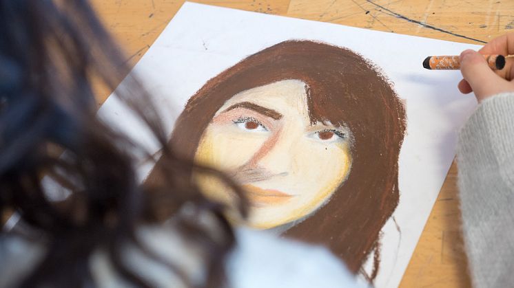 Ungdomar provar ny identitet i skolans bildprojekt