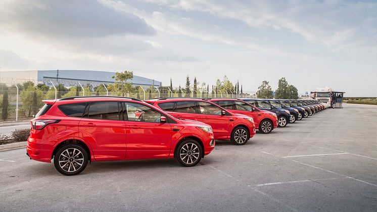 LANG REKKE: Alle disse 24 nye Ford Kugaene skal kjøres i karavane mer enn 5000 kilometer tvers igjennom Europa helt til Nordkapp.
