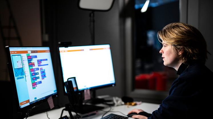 Oslo vitensenter ved Teknisk museum tilbyr koding for 9. og 10. klassinger i Oslo. Her underviser Connie Makilla. Foto: Thomas Fjærtoft/Norsk Teknisk Museum.