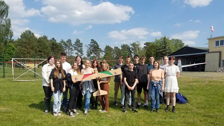 Erfolgreicher Testflug des selbstgebauten Modellflugzeugs für die Schülerinnen und Schüler des Emil-Fischer-Gymnasiums Schwarzheide. (Bild: Claudia Sauer)