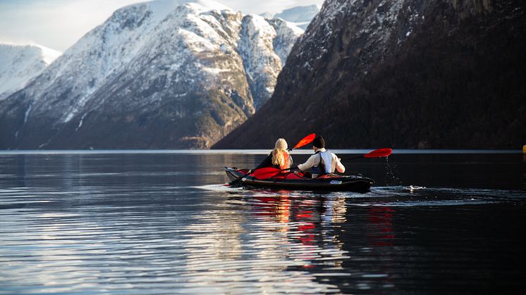 Aktivitetar heile året - vinterkajakk ved Hellesylt - Foto: Fjord Norway/fjordnorway.com