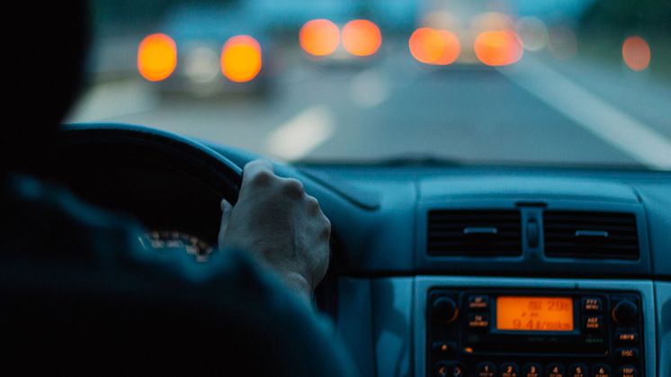 Risikoen for at ende i et trafikuheld med sin bil kulminerer i efteråret, viser tal fra Danmarks Statstik, og en af årsagerne er lav sigtbarhed.