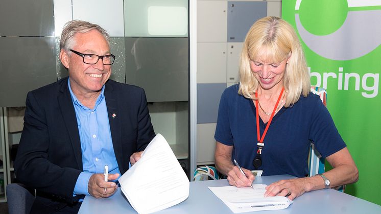 Sykkelpresident Harald Tiedemann Hansen og kommunikasjonsdirektør Elisabeth Gjølme i Posten er fornøyd med å kunne samarbeide om å gjennomføre sykkel-VM. Foto: Håvard Jørstad