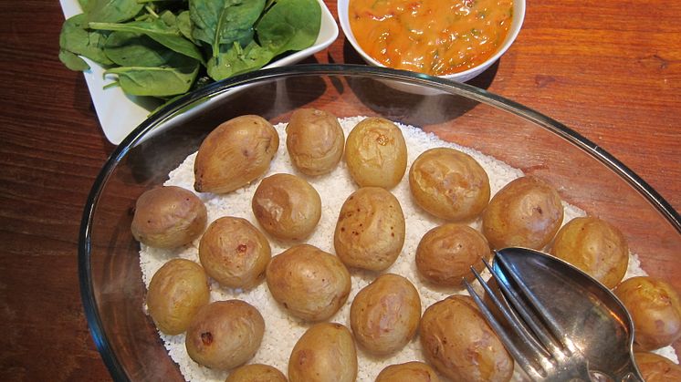 Saltbakad potatis med röd aioli