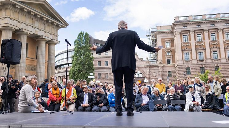 Jan Eliasson invigde Marit Törnqvists installation "Den stora saknaden" på Mynttorget, internationella flyktingdagen 20 juni 2022. Foto Melker Dahlstrand.