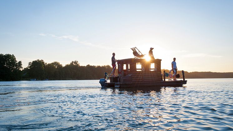 Ein großes Vergnügen: Eine Floßtour wie hier auf dem Großen Wentowsee (TMB-Fotoarchiv/Yorck Maecke rent a floss)