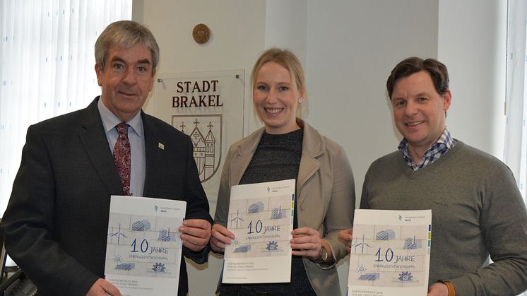 Können erfreuliche Zahlen für Brakel vorweisen (v. l.): Bürgermeister Hermann Temme, Leonie Riekschnietz, Kommunalreferentin Westfalen Weser Netz, und Hendrik Rottländer, Klimaschutzbeauftragter, mit dem Energiebericht für Brakel.