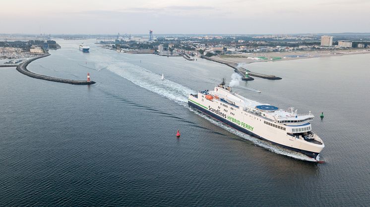 Fejrer etårsdag sammen med søsterskibet M/F Copenhagen på ruten Gedser-Rostock : Scandlines' hybridfærge M/F Berlin (billede: Siemens/Ulrich Wirrwa).