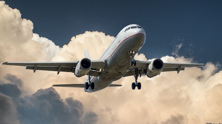 Bara hälften av kommunerna styr mot minskat flygresande och klimatkompenserar utsläpp 