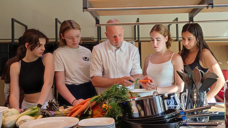 Gemeinsam mit Koch Marko Spanier haben die neuen Schülerinnen und Schüler gekocht.