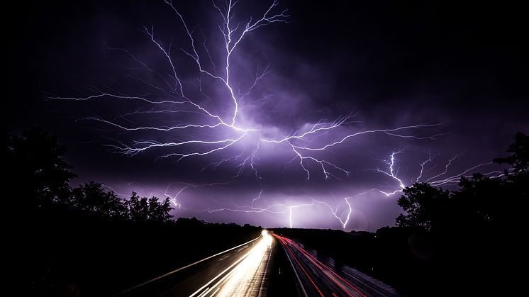 Die Zahl der Blitzschäden sinkt weiter, doch die durchschnittliche Schadenhöhe steigt. Foto: Raphael Reischuk/pixelio.de