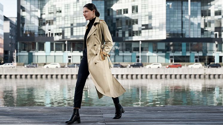 Alvina, la réinterprétation d’un trench-coat classique par Didriksons, est le produit phare de sa collection printemps/été 2023.