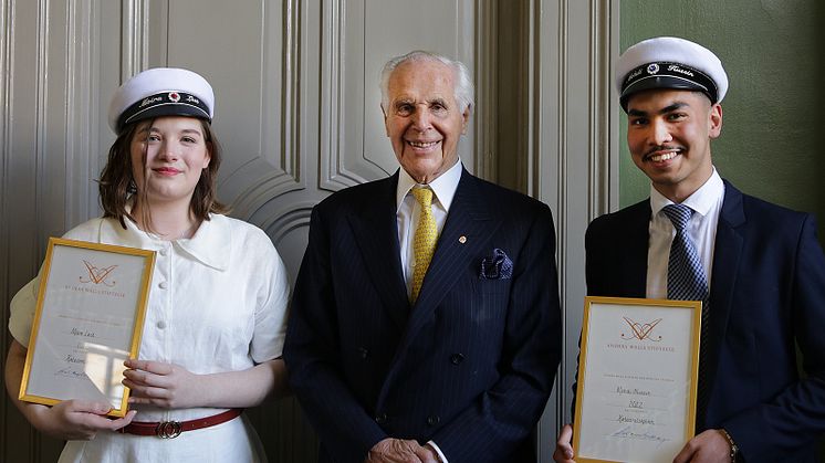 Anders Wall tillsammans med årets stipendiater Moira Last och Mehdi Husein. (Foto: Mats Eriksson)