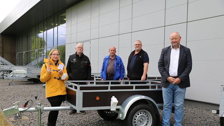 Preisübergabe in der Metallwerkstatt Ziegenhain: Gewinnerin Yasmin Dank (von links), ihr Vater Klaus-Dieter, Jochen Trümner (Leiter Anhängerbau), Martin Burger (Abteilungsleiter technische Fertigung) und Hans-Günter Kripko, Leiter der Werkstätten.