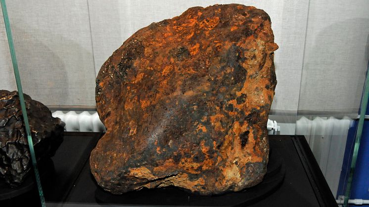 303 kg tung meteorit lyftes in på Naturhistoriska riksmuseet