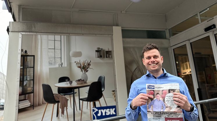 Butikschef Lukas Gotsæd foran den nye JYSK-butik i Borgergade. 