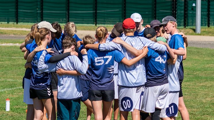 Skåneklubbarna Kockums Ultimate från Malmö och Akka Ultimate från Lund tackar varandra efter match i Öppna Danska Mästerskapen.