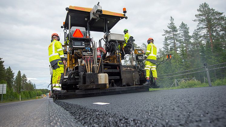 Svevia utför utläggningsarbete och vägförbättringar på flera sträckor i Västerbotten. Foto: Patrick Trägårdh
