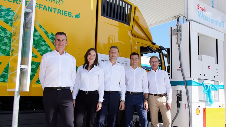 Bernhard Wasner, CEO Paul Group, Constanze Weinkum, Shell Hydrogen, Felix Faber, CEO Shell Deutschland, Lorenz Maier und Alexander Maier beide Geschäftsführer MaierKorduletsch (v.l.n.r.)  bei der Next Mobility Hub Eröffnung in Passau 