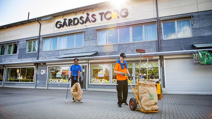 Sommarjobbare gör fint på Gärdsås torg