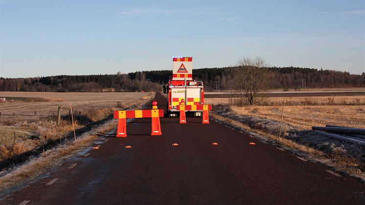 Nu är vägledningen Säkerhet i vägtrafikmiljö uppdaterad. Nytt är att det finns uppdaterade avsnitt om hantering av vajerräcken och trafikdirigering som berör räddningstjänstpersonal.