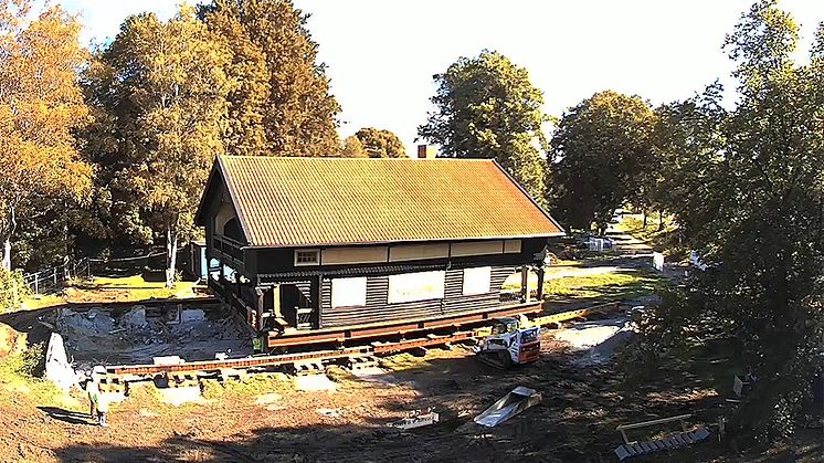 Byggnaden Strömsborg lyfts upp och flyttas. Foto: Boman & Svahn.