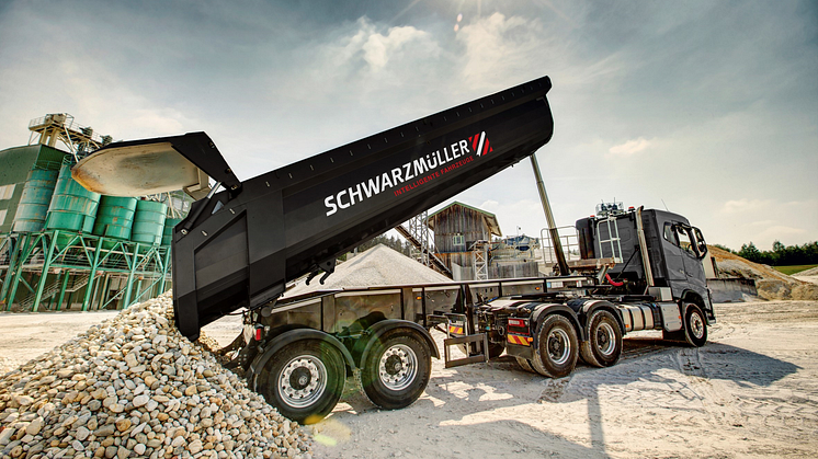 Schwarzmüller supplies all trailers ex works with telematics from idem telematics. All construction vehicles are also equipped with Schwarzmüller Intelligent Telematics. The range of sensors can be individually enhanced. (Schwarzmüller)