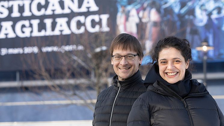 Stephen Langridge and Rodula Gaitanou in front of The Göteborg Opera. Photo: Tilo Stengel