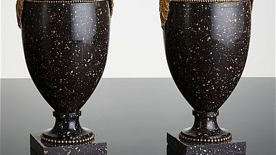 2172. Ett par högklassiga sengustavianska urnor i porfyr Utrop: 200 000-250 000 SEK