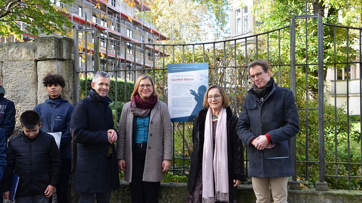 (v.r.): Johannes Lang, Dr. Gabriele Ramin, Dr. Skadi Jennicke und Andreas Reize weihen die neue Gedenktafel ein 