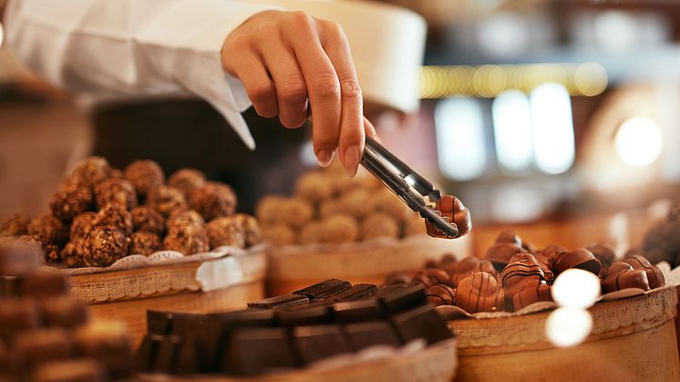 THEME_FOOD_CHOCOLATE_STORE_FEMALE_HAND_GettyImages-1045887302_Universal_Within usage period_92623