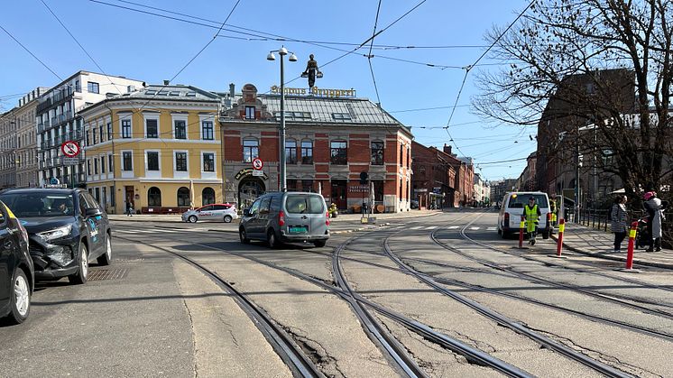 UTSLITT: Sporvekslene på Nybrua er utslitt og må byttes. At sporvekslene er så lange, og i tillegg ligger på en bru, gjør arbeidet mer komplisert enn vanlig.