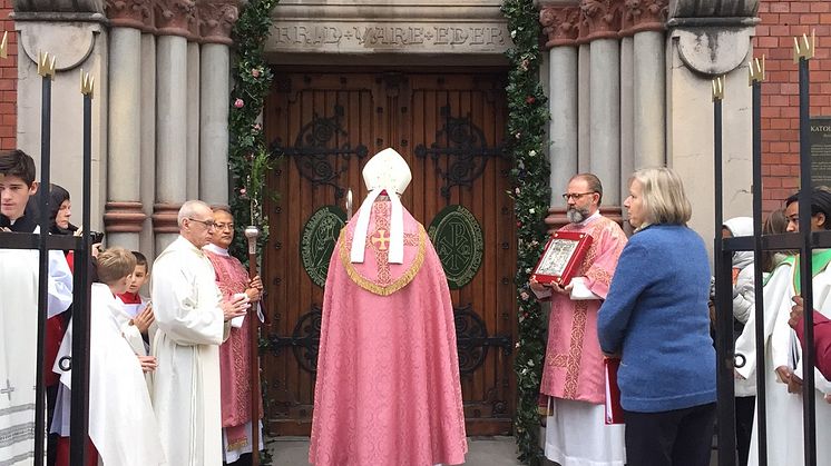 Biskop Anders Arborelius öppnar stiftets Heliga port i katolska Domkyrkan 