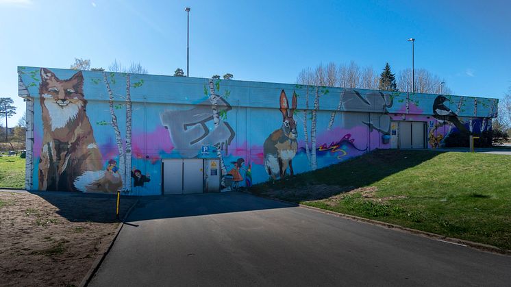 Botkyrkabyggens garage på Harbrovägen 2 i Storvreten, nymålat av Graffitisthlm