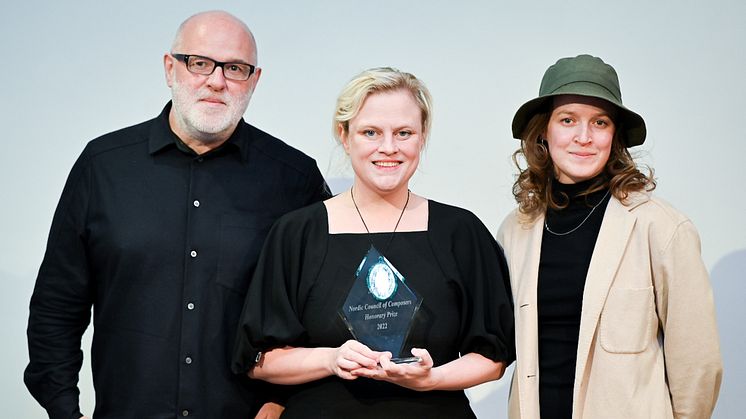 Kunstnerisk leder Skúli Sverrisson, medgründer Ólöf Arnalds og Julie Runge fra Mengi mottok Nordisk komponistråds ærespris 2022 under Nordiske musikkdager på Island. Foto: Martin Jonsson Tibblin/FST - Föreningen Svenska Tonsättare