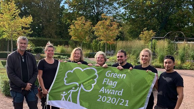 Personalen på Jonsereds Trädgårdar med Green Flag Awards flagga. 