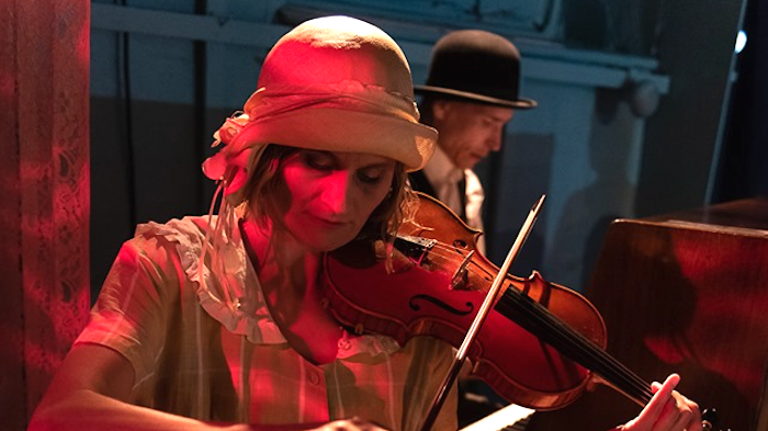 Anna Johansson (fiol) och Erik Andersson (piano) i "Hjalmar och vår herre" på Stadra Teater. Foto: Dragan Popovic.