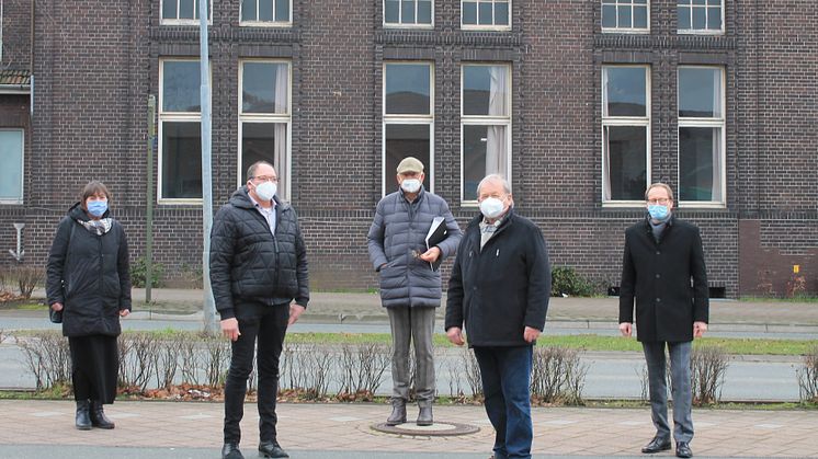 Spendenübergabe am Bahnhof (v. l.): Irene Esser, Bahnhof e. V., Frank Wohlgemuth, Kommunalreferent Westfalen Weser, Hans-Wilhelm Bökamp und Günter Willig, beide vom Verein, und Bürgermeister Bernd Poggemöller.