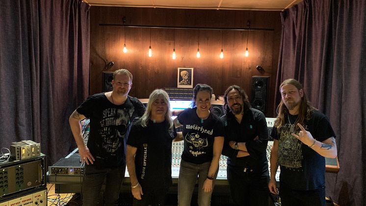 Nina Söderquist och Mikkey Dee samlar rockeliten på nya låten "Breathe" och startar insamling för de äldre!