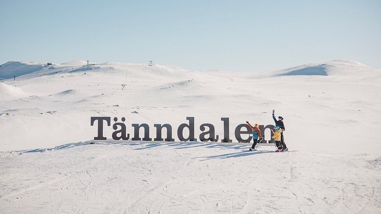 Skidåkare njuter av fjäll och vårvinter i Tänndalen.
