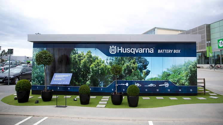 Husqvarna Battery Box är en 8x3 meter stor obemannad och uppkopplad verktygsbod som rymmer 30 elektroniska förvaringsskåp med olika batteridrivna trädgårdsredskap.