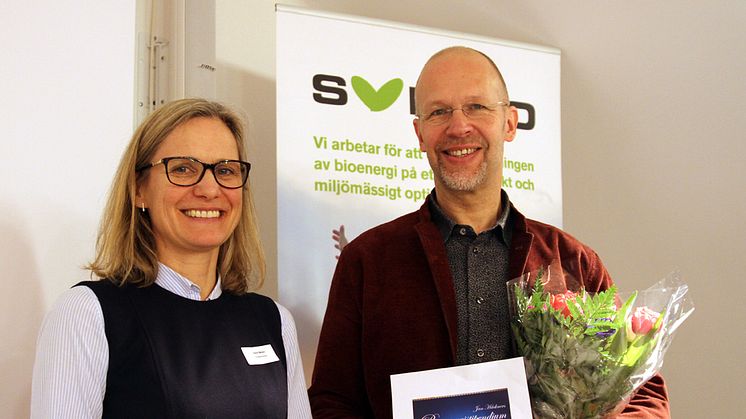 Karin Medin, ordförande i Svebio, överlämnade Jan Häckners bioenergistipendium till Göran Berndes verksam vid Chalmers. Foto: Alan Sherrard