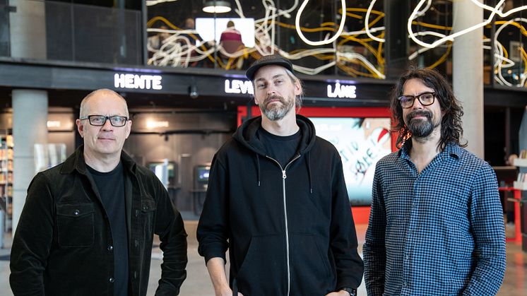 Per Gunnar Eeg-Tverbakk, Erik Kaspartu og Erik Christian Nilsen har gått sammen for å vise Oslo kommunes kunstsamling på Deichman Bjørvika. Foto: Ingvild Brekke Myklebust, Kulturetaten